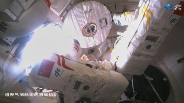 泛策略 两名航天员首次共同舱外作业，神二十乘组完成第四次出舱